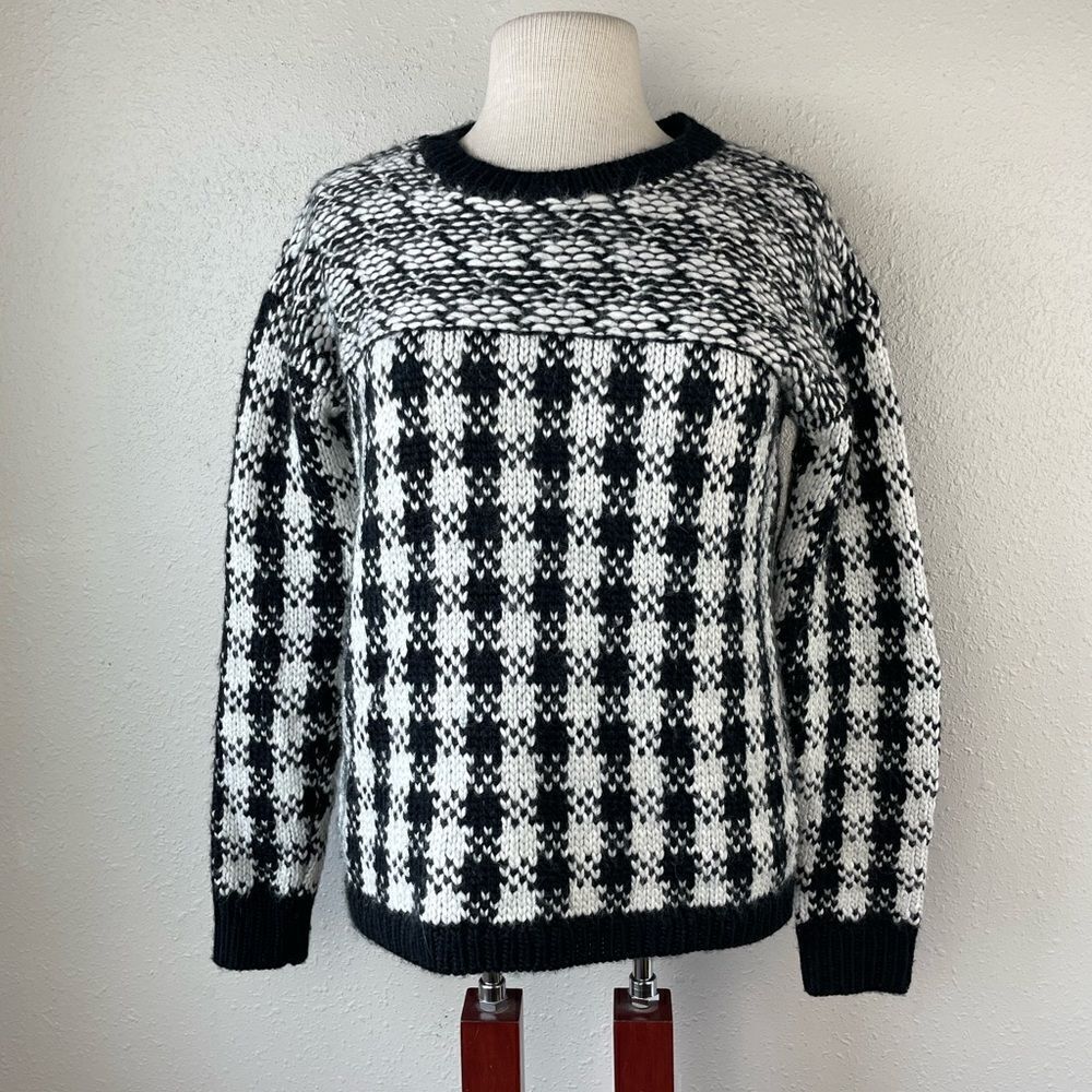 Ann Taylor Black and White Sweater Size M EUC